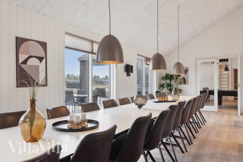 Der große, lichtdurchflutete Aufenthaltsraum im Luxusferienhaus Nr. 917 für 20.