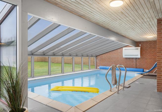 Das Ferienhaus 688 hat einen schicken Poolbereich mit Wasserrutsche, einem geräumigen, eingelassenen Whirlpool und einer Sauna.