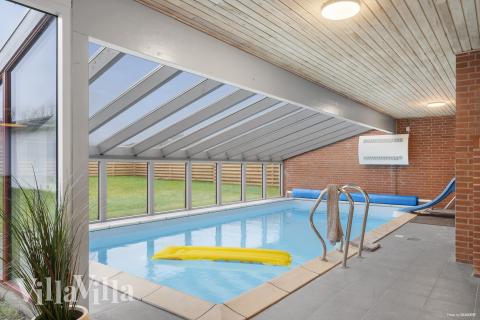 Das Ferienhaus 688 hat einen schicken Poolbereich mit Wasserrutsche, einem geräumigen, eingelassenen Whirlpool und einer Sauna.