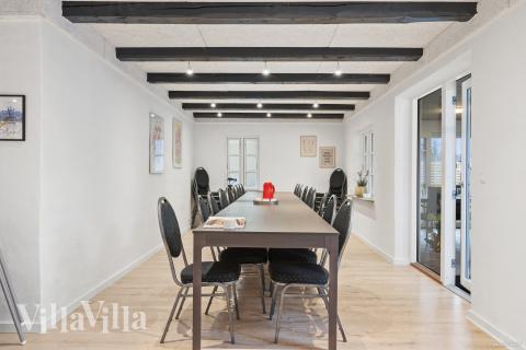 Der große, lichtdurchflutete Aufenthaltsraum im Luxusferienhaus Nr. 688 für 26.