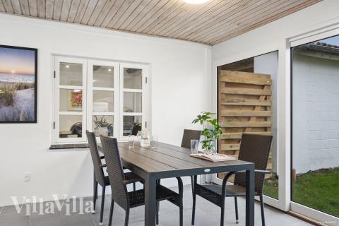 Hüpft im Luxusferienhaus Nr. 688 in Westjütland in den Pool.