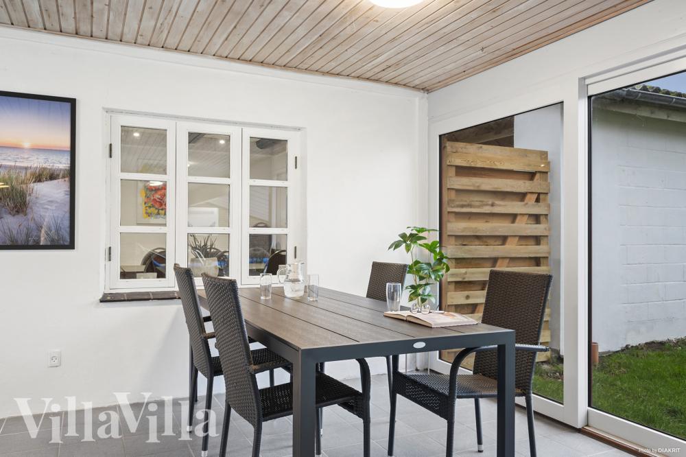 Hüpft im Luxusferienhaus Nr. 688 in Westjütland in den Pool.