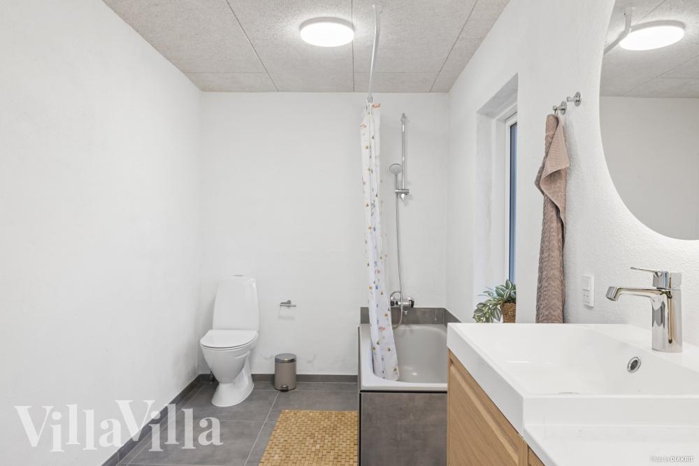 Eines der Badezimmer im Luxusferienhaus Nr. 688