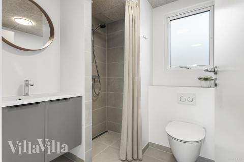 Eines der Badezimmer im Luxusferienhaus Nr. 906