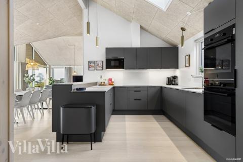 Die Küche in dem Luxusferienhaus Nr. 906 ist so gut ausgestattet, dass man problemlos Mahlzeiten für 18 Personen zubereiten kann.