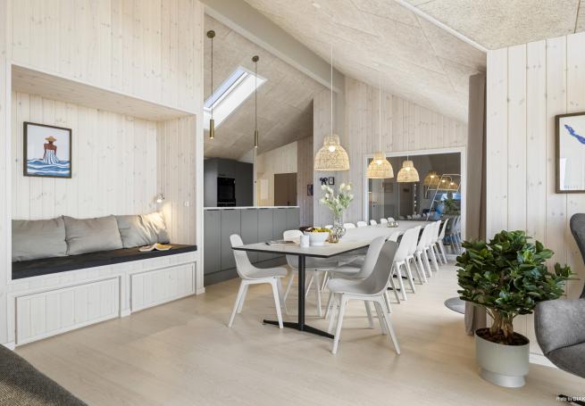 Der große, lichtdurchflutete Aufenthaltsraum im Luxusferienhaus Nr. 906 für 18.