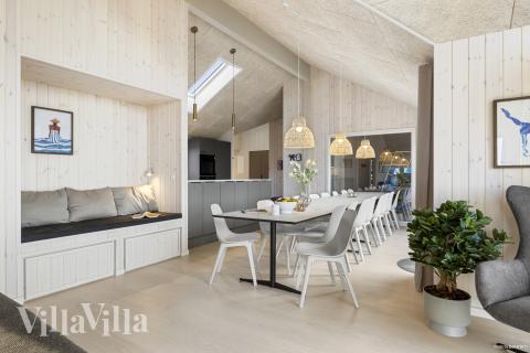 Der große, lichtdurchflutete Aufenthaltsraum im Luxusferienhaus Nr. 906 für 18.