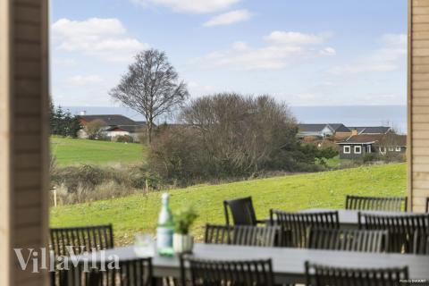 Auf der Terrasse des Ferienhauses Nr. 906 ist Platz für 18 Personen.