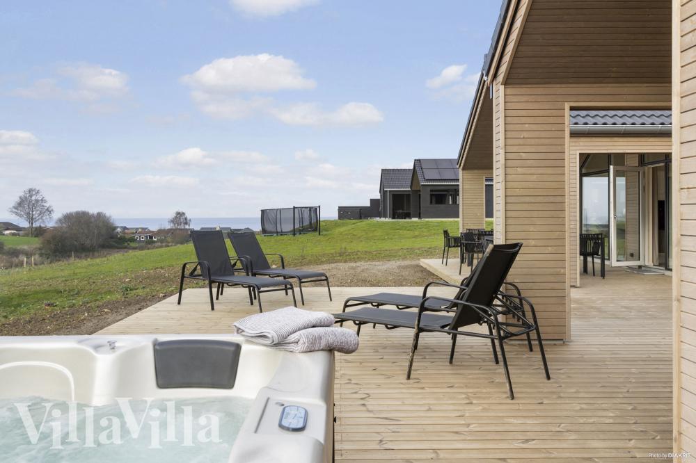Das Luxusferienhaus Nr. 906 hat eine tolle Terrasse, die mit hochwertigen Gartenmöbeln für 18 Personen ausgestattet ist.