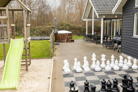 Zu dem attraktiven Ferienhaus Nr. 255 in Südjütland gehört auch ein tolles Angebot im Außenbereich, z. B. Spieleturm und Schaukeln