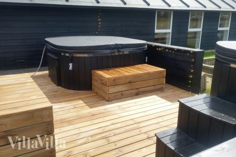 Genießen Sie den warmen Whirlpool im Luxusferienhaus Nr. 637 in Nordjütland