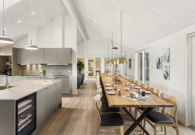 Der große, lichtdurchflutete Aufenthaltsraum im Luxusferienhaus Nr. 910 für 30.