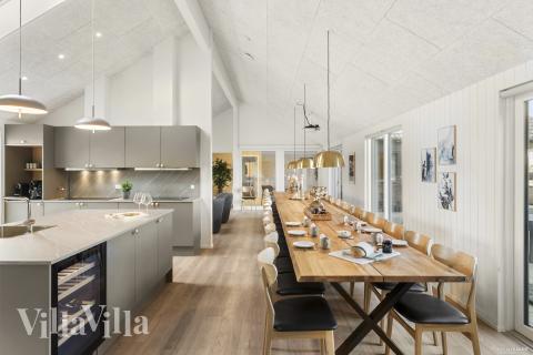 Der große, lichtdurchflutete Aufenthaltsraum im Luxusferienhaus Nr. 910 für 30.