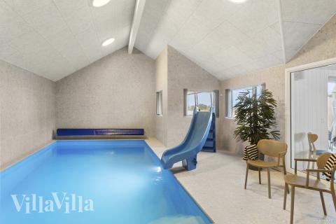 Das Ferienhaus 910 hat einen schicken Poolbereich mit Wasserrutsche, einem geräumigen, eingelassenen Whirlpool und einer Sauna.