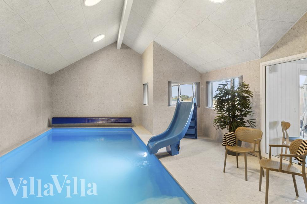 Das Ferienhaus 910 hat einen schicken Poolbereich mit Wasserrutsche, einem geräumigen, eingelassenen Whirlpool und einer Sauna.