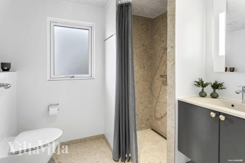 Eines der Badezimmer im Luxusferienhaus Nr. 910