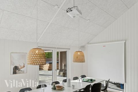 Der große, lichtdurchflutete Aufenthaltsraum im Luxusferienhaus Nr. 918 für 18.