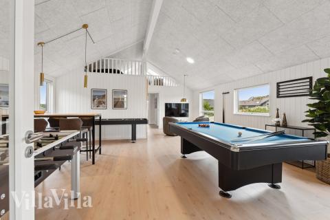 Das Luxusferienhaus 918 für 18 Personen hat einen großen Aktivitätsraum mit u. a. Billard und Darts