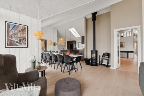 Die Couch im Luxusferienhaus Nr. 918 in Westjütland lädt zu Gesellschaftsspielen oder zu Kinoabenden ein.