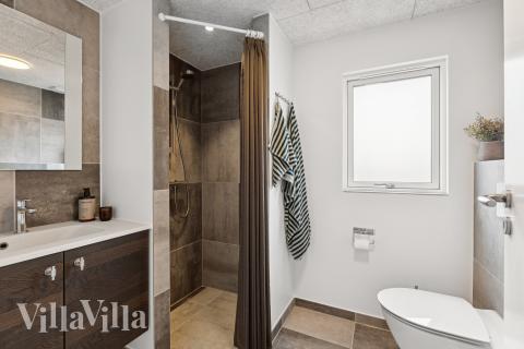 Eines der Badezimmer im Luxusferienhaus Nr. 918