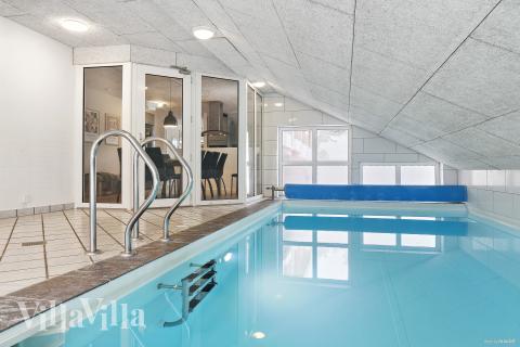Das Ferienhaus 926 hat einen schicken Poolbereich mit Wasserrutsche, einem geräumigen, eingelassenen Whirlpool und einer Sauna.