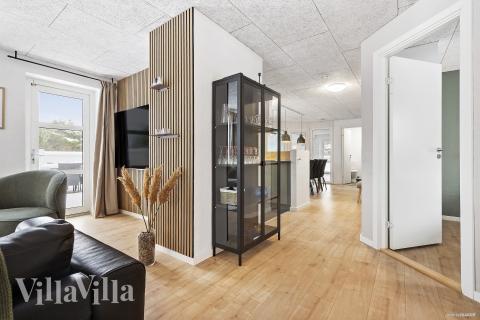 Die Couch im Luxusferienhaus Nr. 926 in Ostjütland lädt zu Gesellschaftsspielen oder zu Kinoabenden ein.