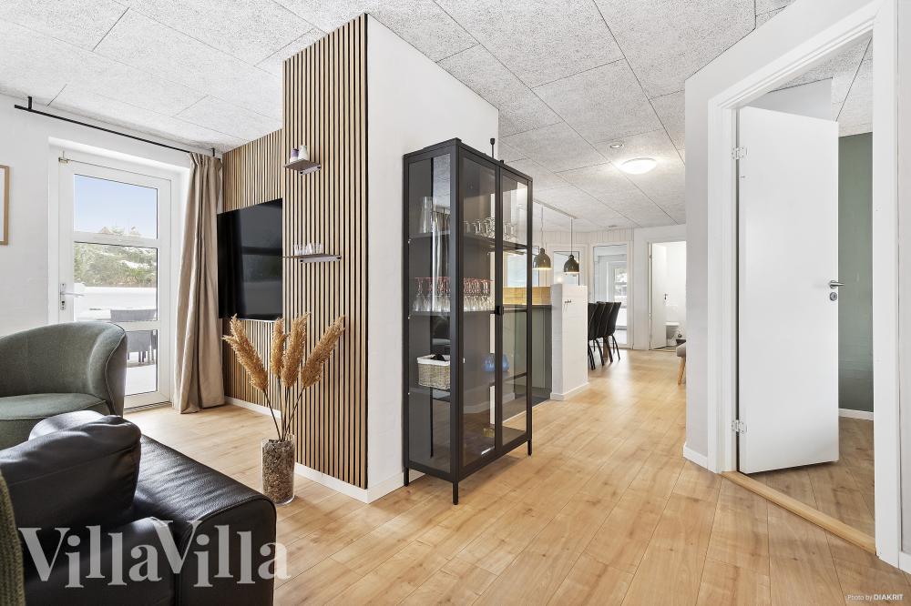 Die Couch im Luxusferienhaus Nr. 926 in Ostjütland lädt zu Gesellschaftsspielen oder zu Kinoabenden ein.