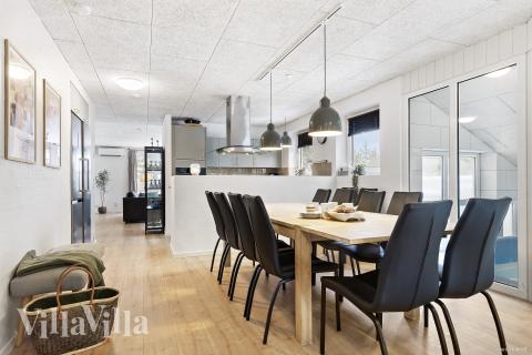 Der große, lichtdurchflutete Aufenthaltsraum im Luxusferienhaus Nr. 926 für 14.