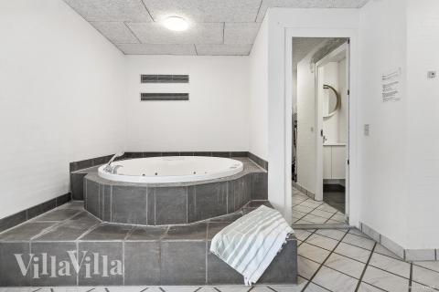 Genießen Sie den warmen Whirlpool im Luxusferienhaus Nr. 926 in Ostjütland