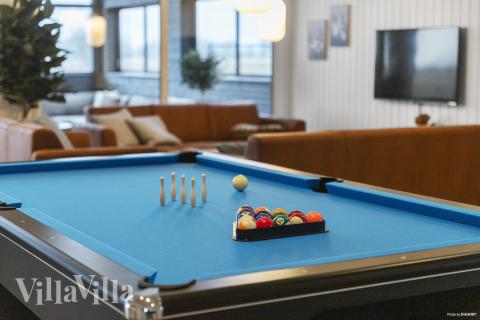 Aktivitätsraum im Luxusferienhaus Nr. 910 mit 12 Schlafzimmern und Platz für 30 Gäste.