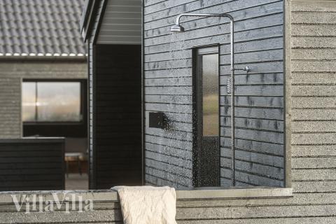 Genießen Sie einen Grillabend auf der Terrasse des Luxusferienhauses Nr. 910 in Lolland/Falster/Mön