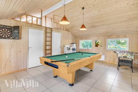 Neben den vielen schönen Stunden, die man im Poolbereich des Hauses verbringen kann, bietet das Luxusferienhaus 159 auch Spielevergnügen bei Billard/Tischtennis und Darts