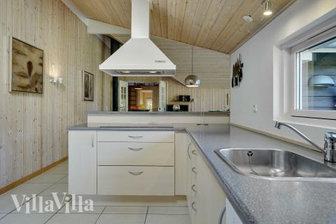 Gut ausgestattete Küche im Luxusferienhaus Nr. 159 in Lolland/Falster/Mön.