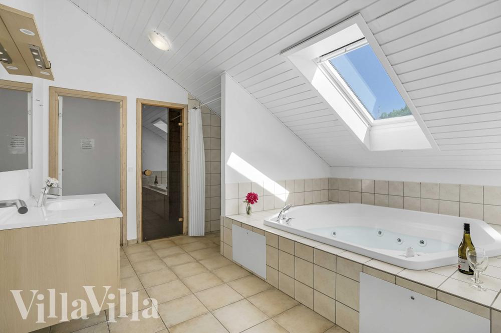 Genießen Sie den warmen Whirlpool im Luxusferienhaus Nr. 159 in Lolland/Falster/Mön