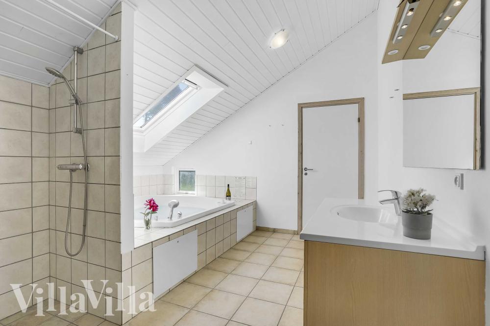 Eines der Badezimmer im Luxusferienhaus Nr. 159