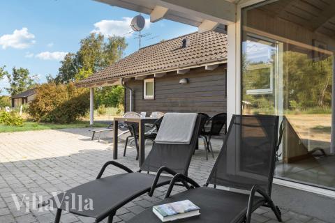 Genießen Sie einen Grillabend auf der Terrasse des Luxusferienhauses Nr. 159 in Lolland/Falster/Mön