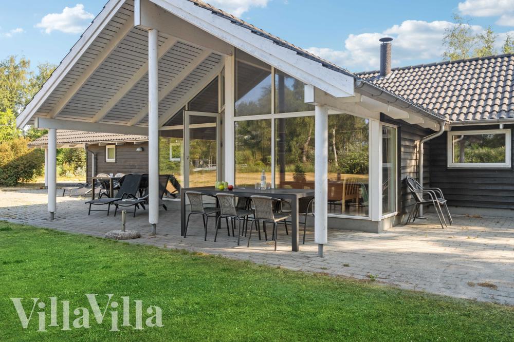 Auf der Terrasse des Ferienhauses Nr. 159 ist Platz für 12 Personen.