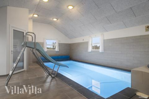 Das Ferienhaus 196 hat einen schicken Poolbereich mit Wasserrutsche, einem geräumigen, eingelassenen Whirlpool und einer Sauna.