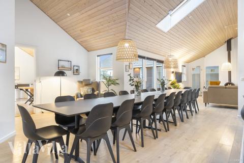 Der große, lichtdurchflutete Aufenthaltsraum im Luxusferienhaus Nr. 196 für 22.