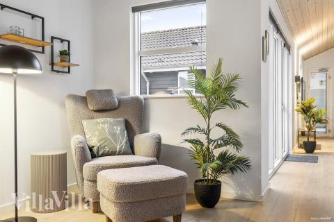 Die Couch im Luxusferienhaus Nr. 196 in Nordjütland lädt zu Gesellschaftsspielen oder zu Kinoabenden ein.