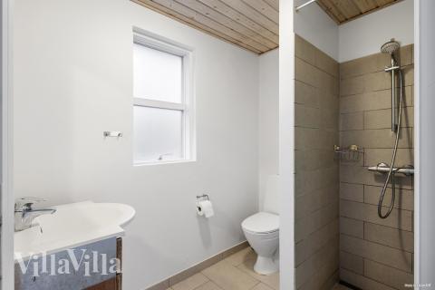 Eines der Badezimmer im Luxusferienhaus Nr. 196