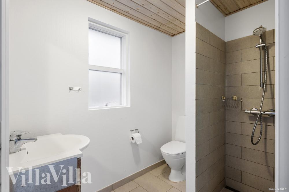 Eines der Badezimmer im Luxusferienhaus Nr. 196