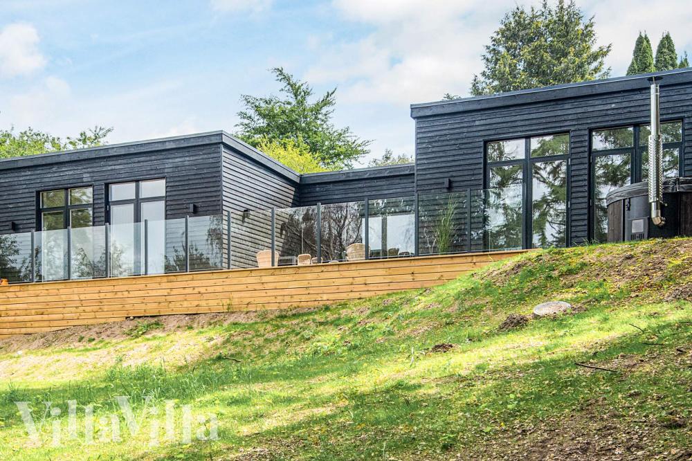 Diese schicke Haus mit Whirlpool Nr. 941 mit Platz für 16 Personen liegt in Ostjütland