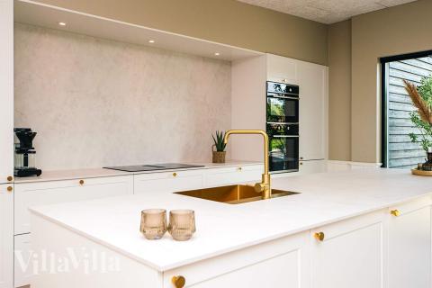 Die Küche in dem Luxusferienhaus Nr. 941 ist so gut ausgestattet, dass man problemlos Mahlzeiten für 16 Personen zubereiten kann.