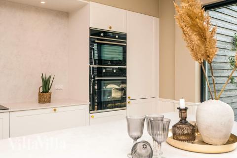 Gut ausgestattete Küche im Luxusferienhaus Nr. 941 in Ostjütland.