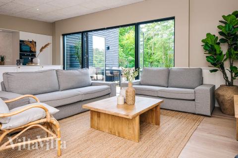 Die Couch im Luxusferienhaus Nr. 941 in Ostjütland lädt zu Gesellschaftsspielen oder zu Kinoabenden ein.