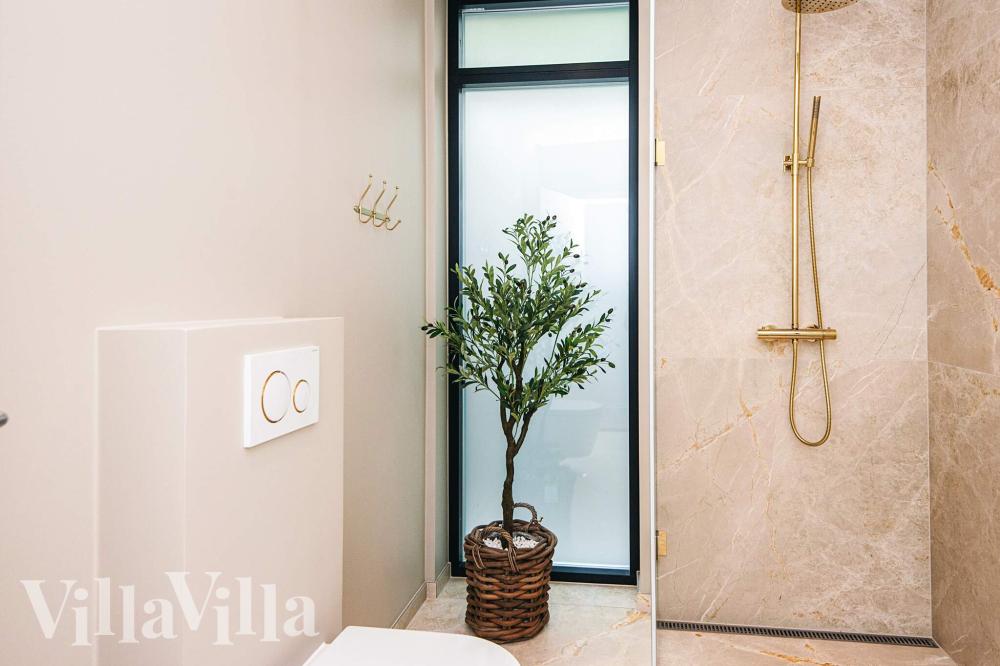 Eines der Badezimmer im Luxusferienhaus Nr. 941
