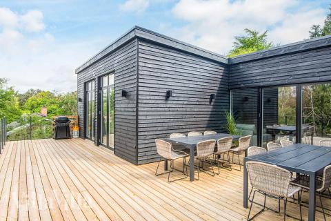 Auf der Terrasse des Ferienhauses Nr. 941 ist Platz für 16 Personen.