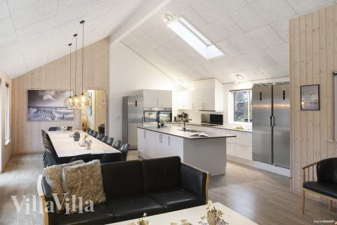 Der große, lichtdurchflutete Aufenthaltsraum im Luxusferienhaus Nr. 314 für 20.