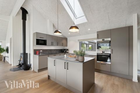 Die Küche in dem Luxusferienhaus Nr. 943 ist so gut ausgestattet, dass man problemlos Mahlzeiten für 18 Personen zubereiten kann.